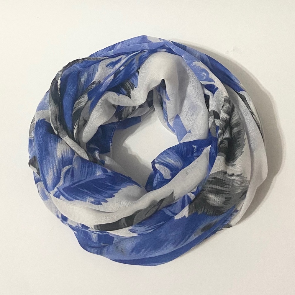 ✨2/$20 🌿🧣Blue Leafy Print Scarf